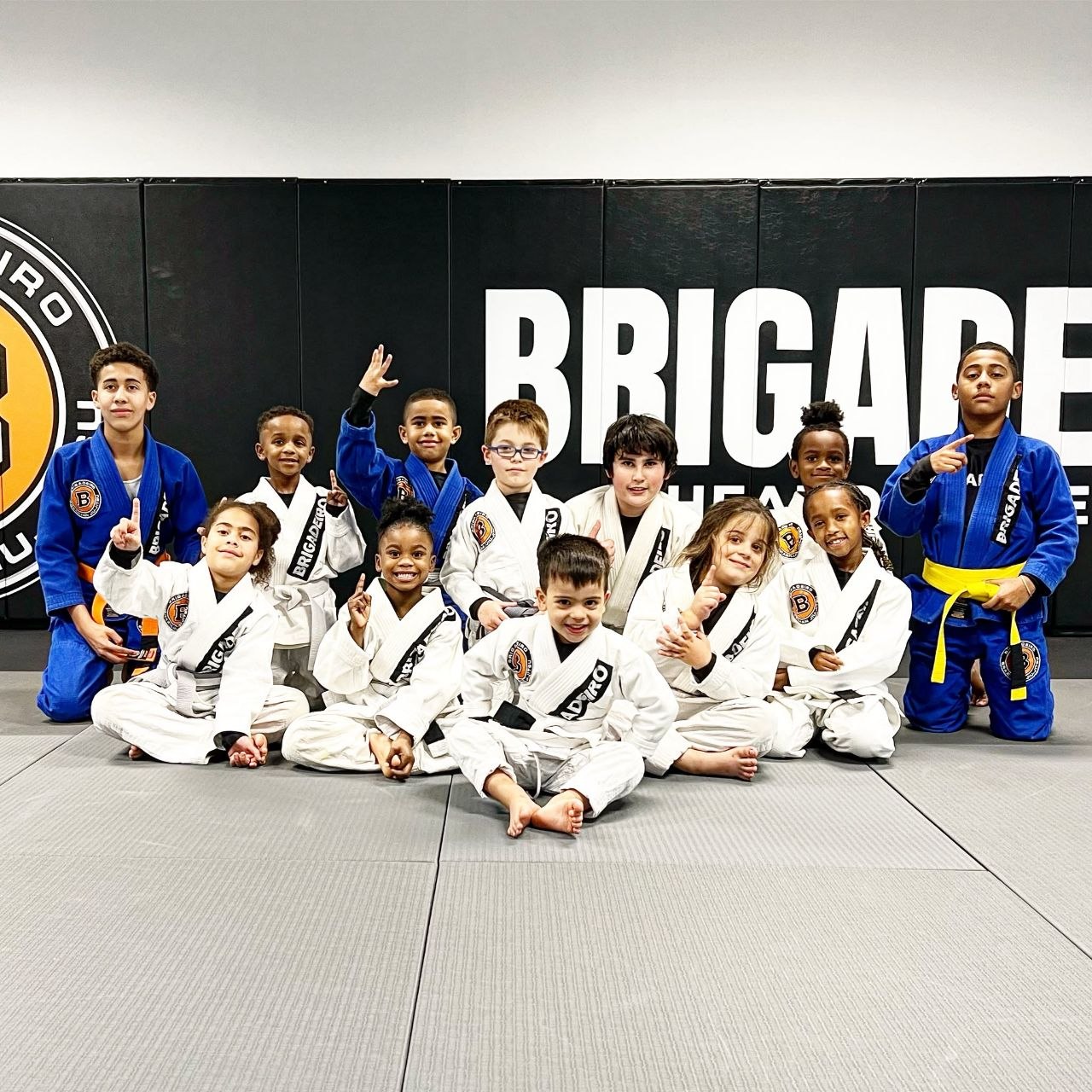 Children's class from Instituto Brigadeiro gathered on the mat